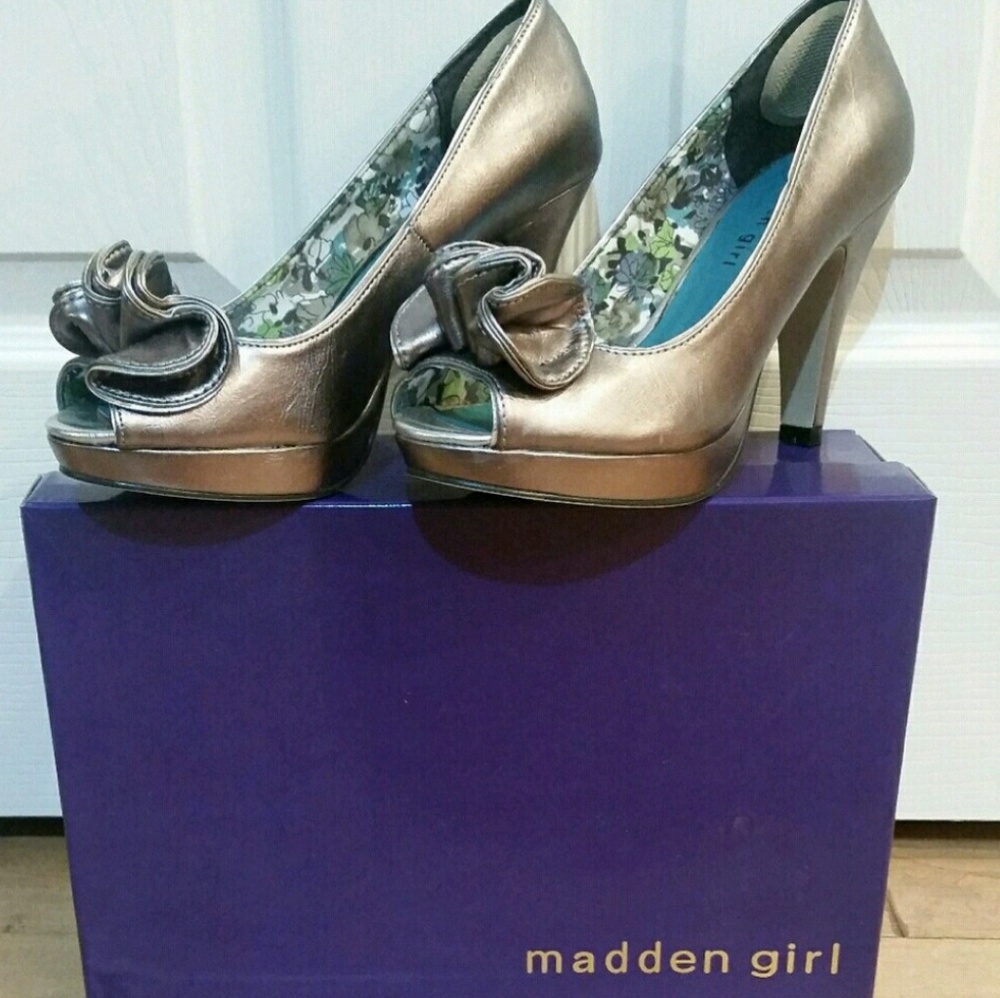 Madden Girl Silver Ruffled Pumps